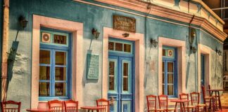 Czym umyć pożółkłe drzwi?